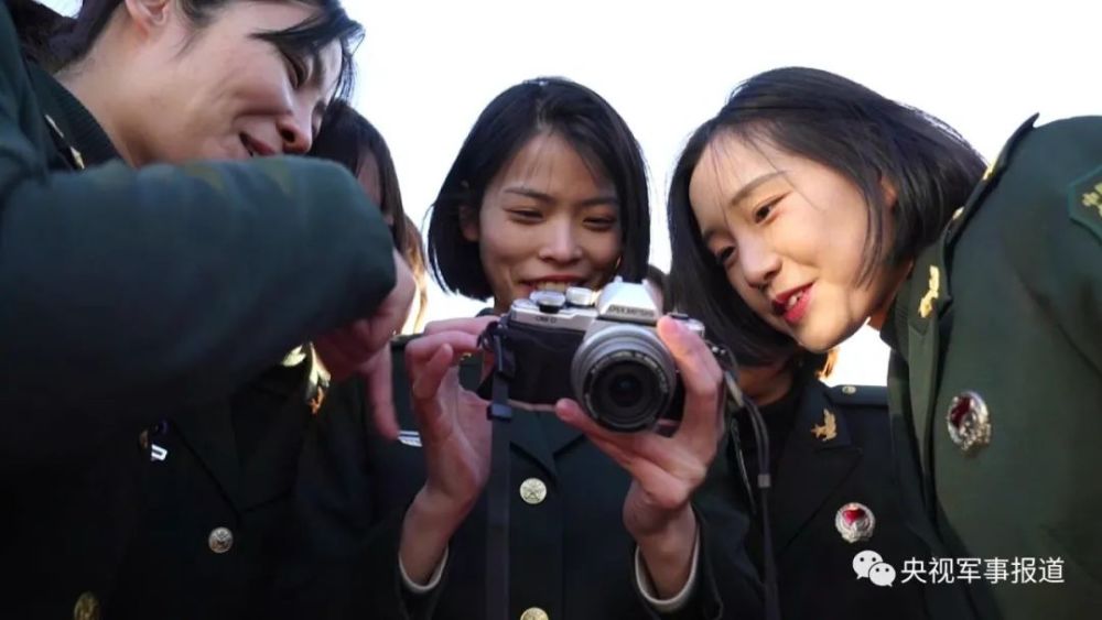 最新女兵舞蹈視頻大全，活力四溢的青春舞步，活力女兵舞蹈大全，青春舞步閃耀全場(chǎng)